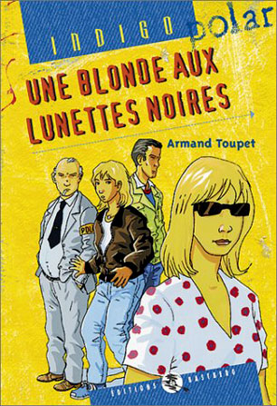 Une blonde aux lunettes noires