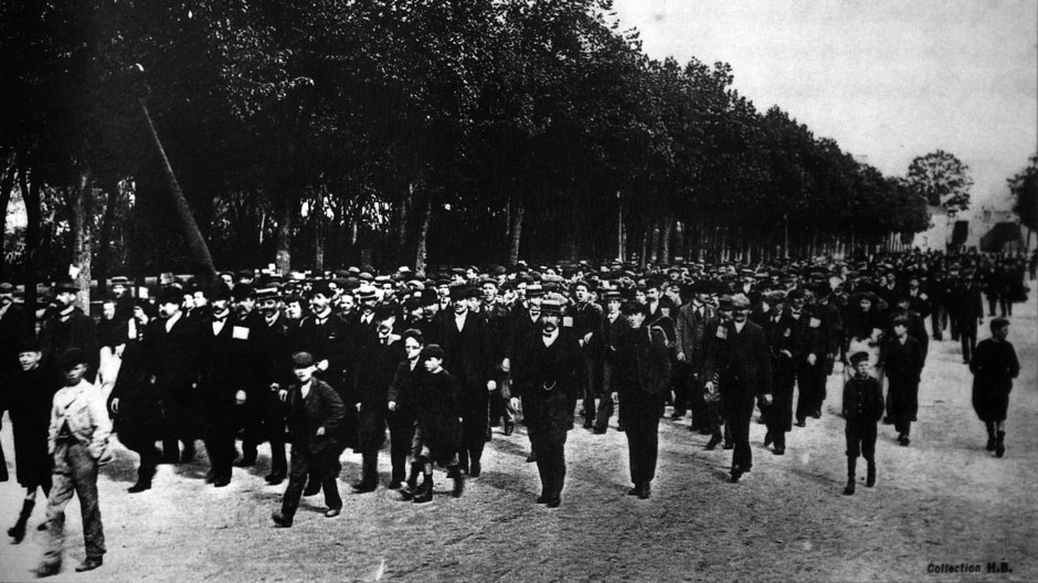 Manifestation place Séraucourt à Bourges, le 1er mai 1909 - antérieure au récit, mais avec un cortège impressionnant (Collection Hervé Colas)